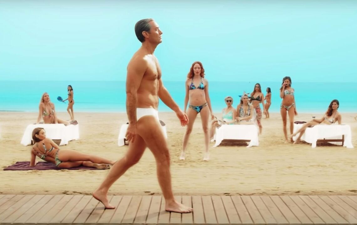 The girls in the beach looked at a man who raised his penis